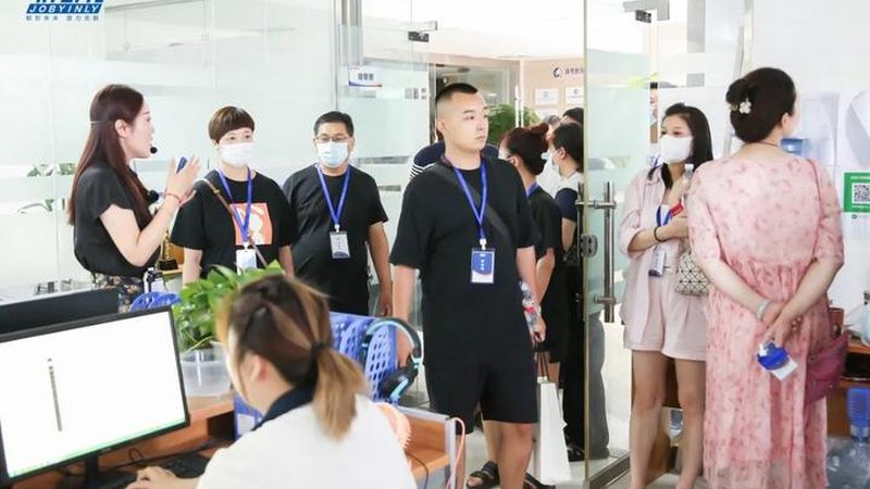 与通用型编程课程相比，定制课程更能满足不同孩子的需求。以下是一些定制课程的优势：